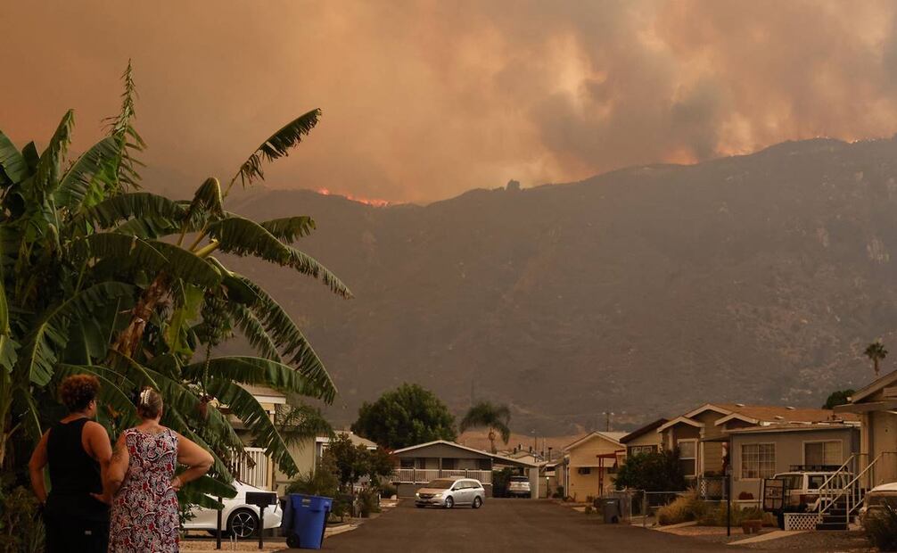 El incendio provocó evacuaciones obligatorias en los condados de Orange y Riverside. Foto: EFE