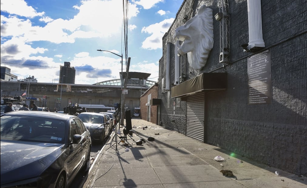 Imagen del lugar de un tiroteo en el exterior de la discoteca Amazura en el distrito de Queens, en Nueva York. Foto: EFE