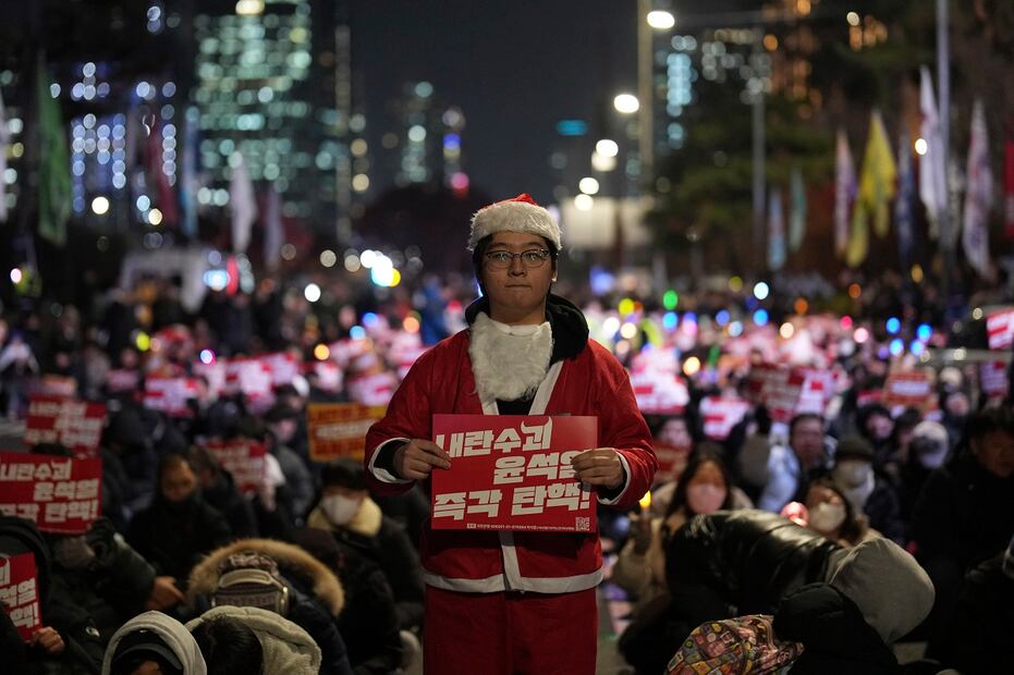 Heo Joonmyeong, un estudiante de 19 años, posa para una foto durante una protesta para exigir la destitución del presidente de Corea del Sur, Yoon Suk-yeol, en el exterior de la Asamblea Nacional, en Seúl. Foto: AP