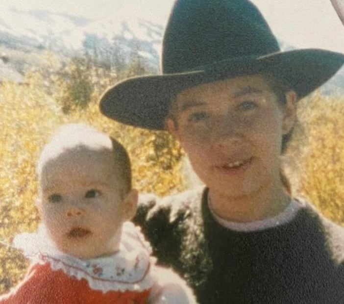 Camila Sodi cuando era bebé y su madre Ernestina la tiene en brazos; la actriz compartió esta foto con el mensaje: "gracias".