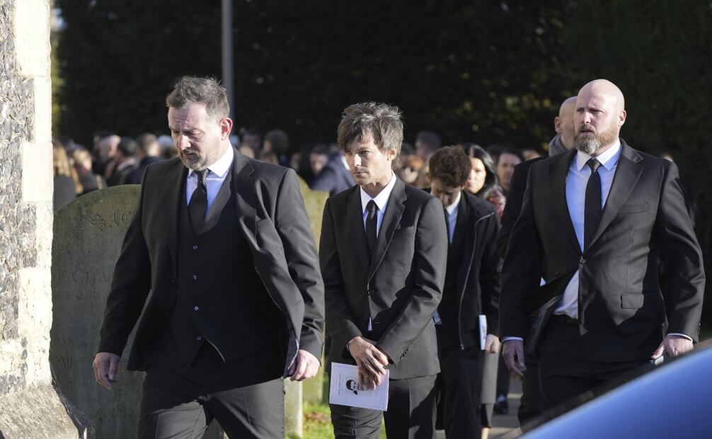 Louis Tomlinson, en el centro, camina después del funeral del cantante de One Direction Liam Payne en la iglesia de St Mary en Amersham, Inglaterra, Foto: AP.