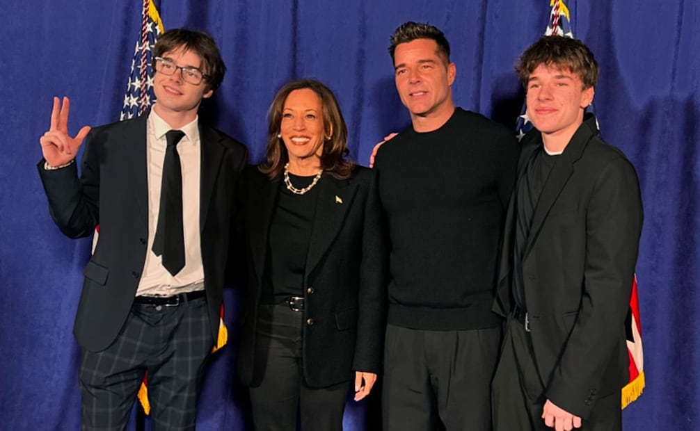 Ricky Martin  y sus hijos Valentino y Matteo junto a la candidata Kamala Harris. Foto: Instagram Ricky Martin.