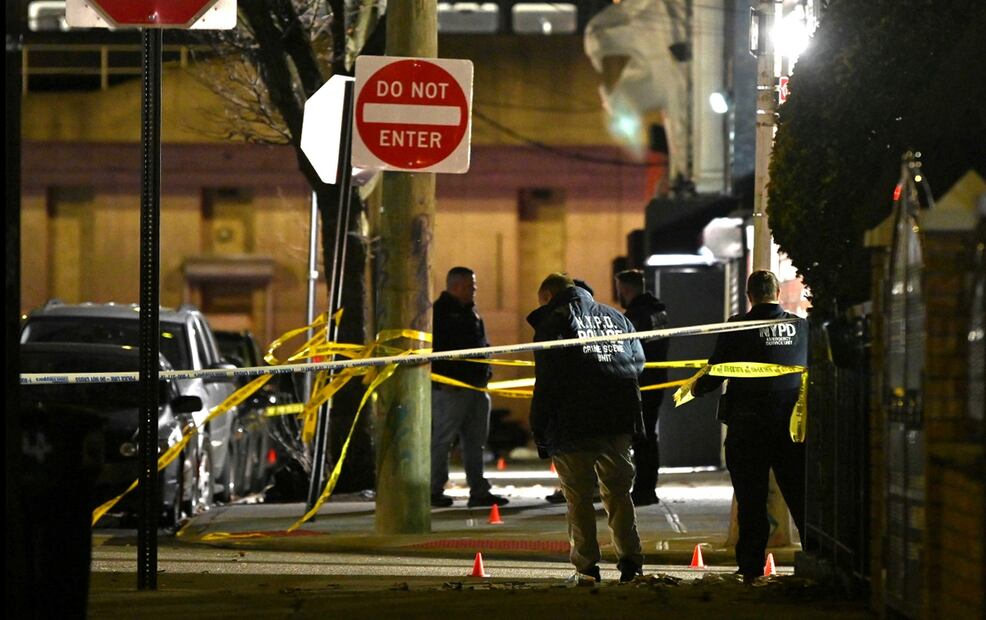 Imagen del lugar de un tiroteo en el exterior de la discoteca Amazura en el distrito de Queens, en Nueva York. Foto: EFE