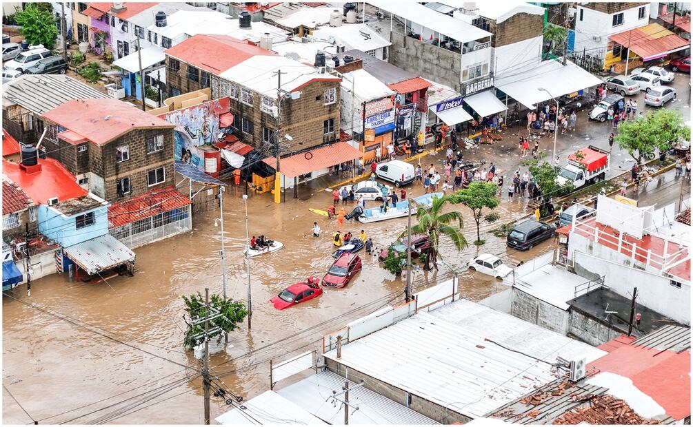 ACAPULCO (MÉXICO), 27/09/2024.- Fotografía aérea de la zona afectada por el paso del Huracán John, este viernes en el balneario de Acapulco. EFE/David Guzmán