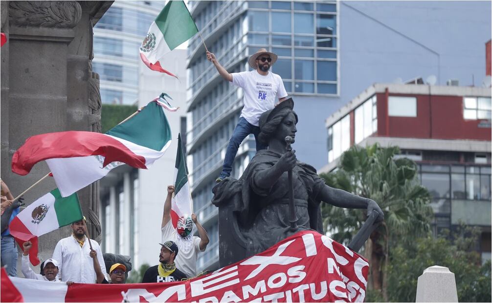 Cientos de trabajadores protestan contra la reforma judicial en el Ángel de la Independencia. Foto: Fernanda Rojas/EL UNIVERSAL