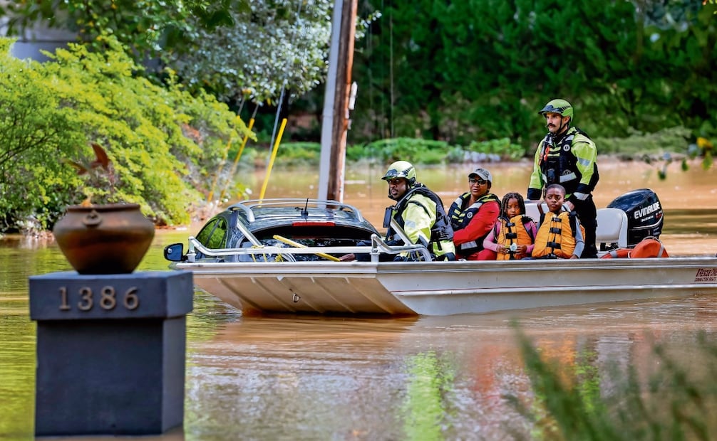 Rescatistas ayudaron a una familia, cuya casa se inundó en Atlanta, Georgia. Foto: EFE