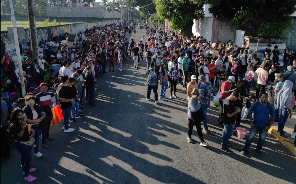 Migrantes realizan filas interminables en busca del llamado salvoconducto en el INM en Tapachula, Chiapas. AFP