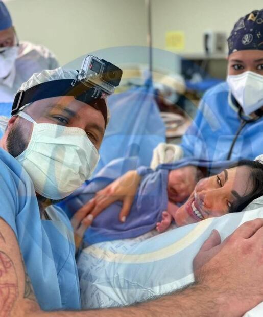 Paul Stanley y su esposa Joely reciben a su hija Victoria.