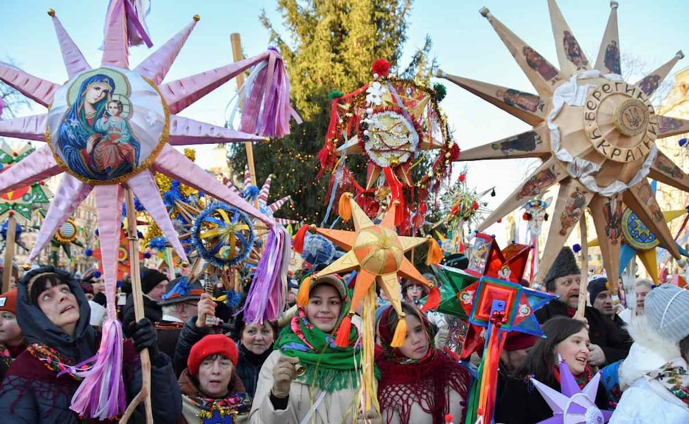 Ucranianos cantan villancicos y llevan estrellas decoradas de Belén durante un desfile en el centro de Lviv, Ucrania occidental, el 30 de diciembre de 2024, como parte de las próximas celebraciones de año Nuevo en medio de la invasión rusa en curso. Las tropas rusas entraron en Ucrania el 24 de febrero de 2022, iniciando un conflicto que ha provocado destrucción y una crisis humanitaria. Foto: EFE