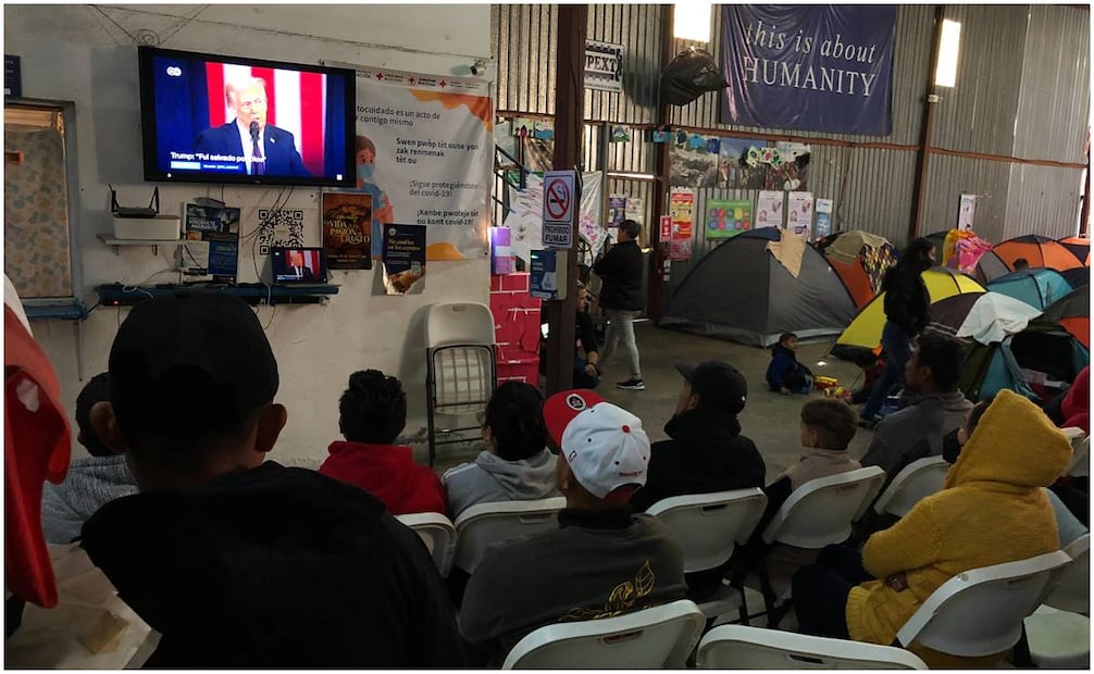 Migrantes observaron la transmisión de la toma de protesta de Donald Trump en un albergue ubicado en la frontera de Tijuana y San Diego. Durante la transmisión se dieron cuenta que la aplicación del CBP ONE ya no funciona. Foto: Diego Simón/ EL UNIVERSAL