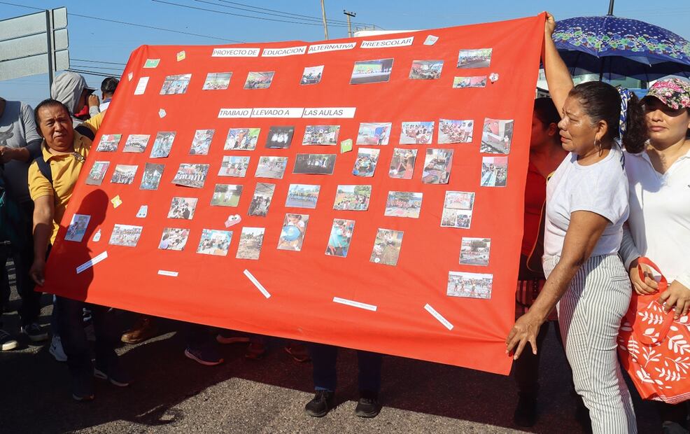 Cientos de maestros de la Coordinadora Nacional de Trabajadores de la Educación  bloquearon este martes carreteras de la frontera sur del país para exigir mejoras salariales a la presidenta Claudia Sheinbaum. Foto: EFE