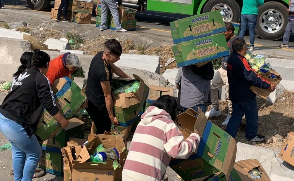 Vecinos de la zona rapiñan las frutas y verduras del tráiler. Foto: Ilustrativa / L. Figueroa / EL GRAFICO