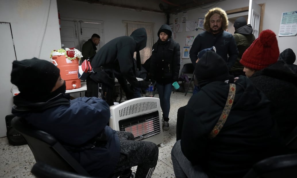 El albergue Hope Center, atiende entre 60 y 75 migrantes que buscan un espacio para resguardarse de las bajas temperaturas, el 8 de enero de 2025. Foto: Christian Torres/EL UNIVERSAL