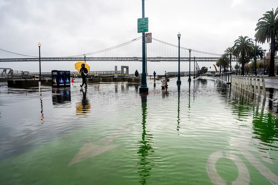 El agua de la Bahía de San Francisco se derrama sobre el embarcadero como resultado de las mareas altas y las olas impulsadas por tormentas. Foto: AP