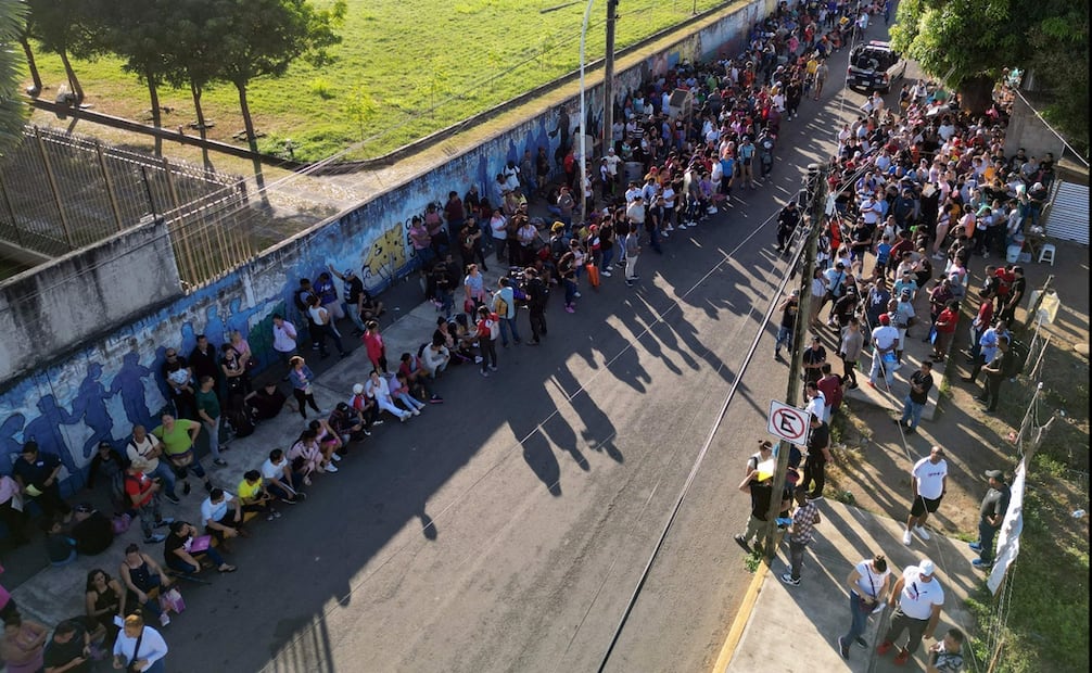 Migrantes realizan filas interminables en busca del llamado salvoconducto en el INM en Tapachula, Chiapas. AFP