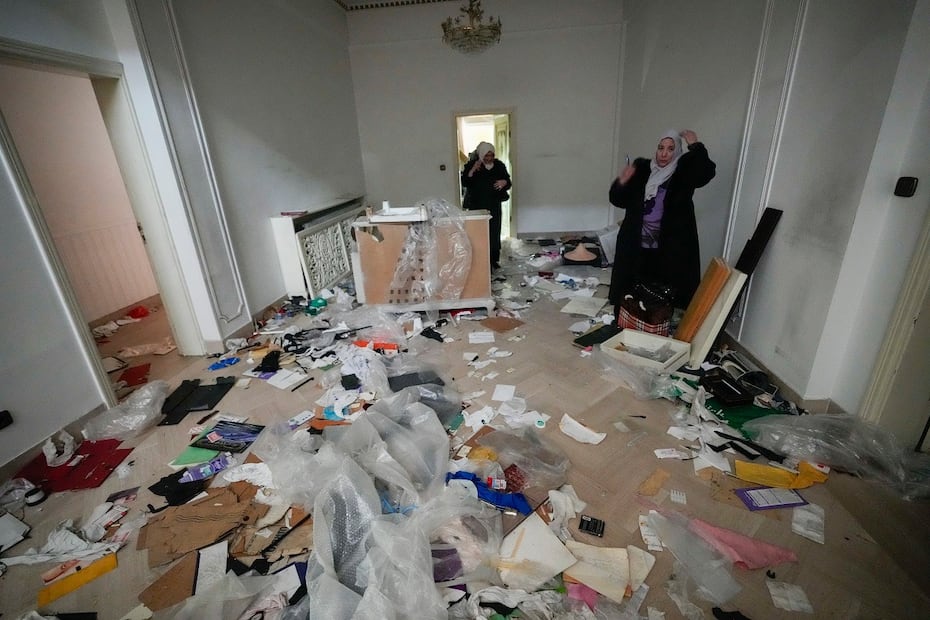 Una mujer observa una habitación saqueada en la residencia privada del depuesto presidente sirio Bashar al-Assad en el distrito de Malkeh de Damasco. FOTO: HUSSEIN MALLA. AP