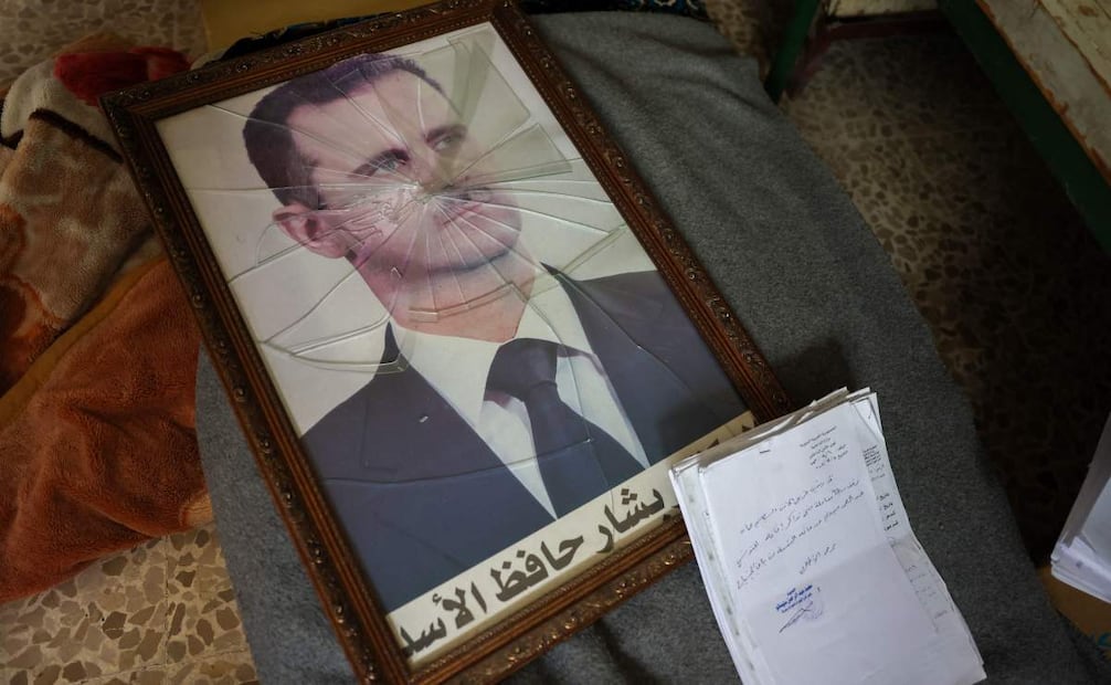 Retrato de Bashar al-Assad roto tras caer el régimen de Siria, ya que la capital Damasco fue tomada. Foto: AFP