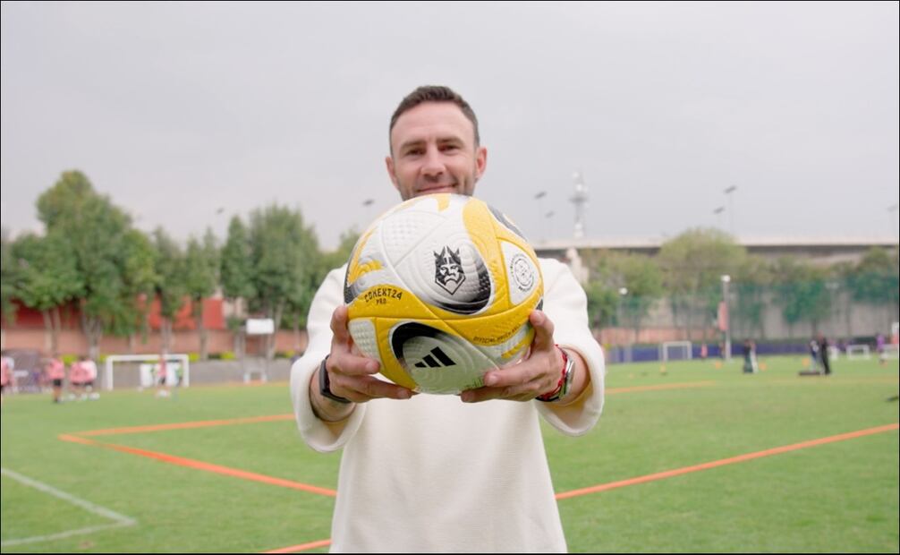 Miguel Layún presenta el tecnológico balón que tendrá la Kings League Americas - Foto: Kings League Santander