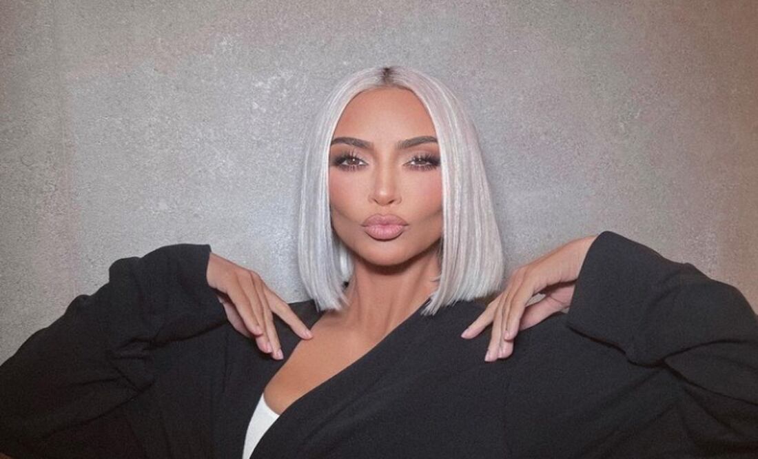 Kim Kardashian posa semidesnuda con bandera de EUA y pelo platinado