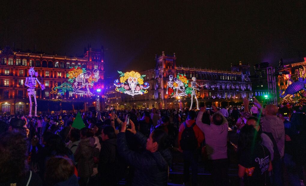 La jefa de Gobierno, Clara Brugada, encabezó el encendido de la iluminación decorativa en edificios públicos. Foto: Yaretzy M. Osnaya / EL UNIVERSAL