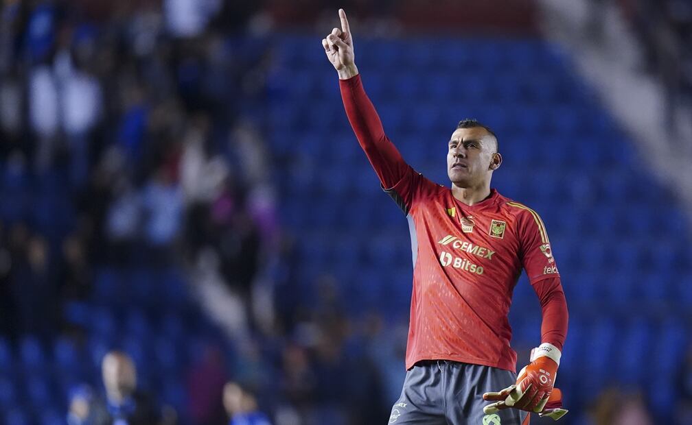 Nahuel Guzmán con Tigres ante Cruz Azul saludando a la grada / FOTO: Imago7