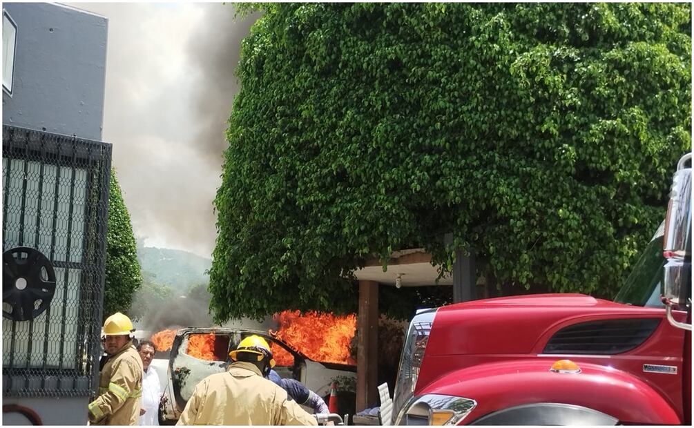 Normalistas de Ayotzinapa atacan Congreso de Guerrero. Foto: Especial