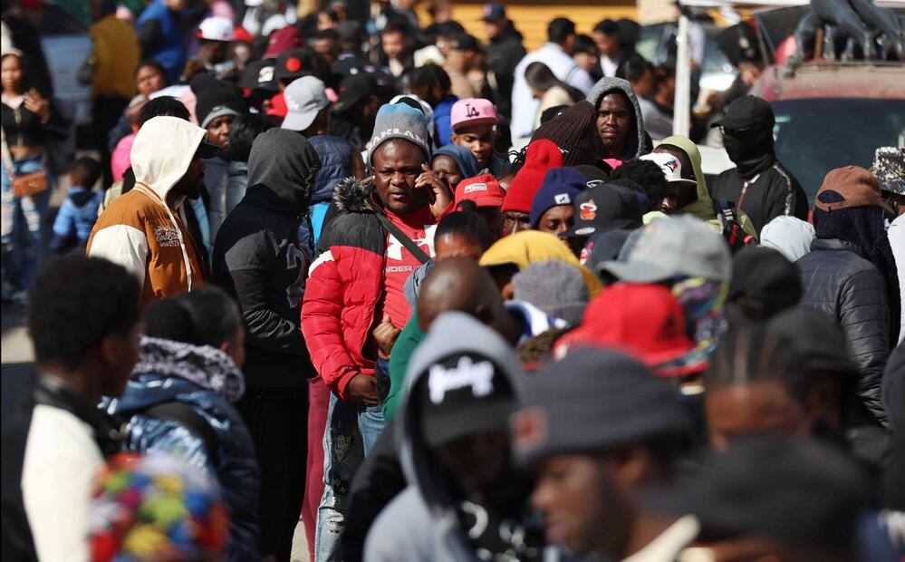 Migrantes desbordan asistencia a oficinas de la Comar en Naucalpan para quedarse en el país. Foto: Diego Simón Sánchez/EL UNIVERSAL