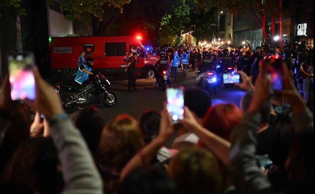 Los trabajadores forenses sacan el cuerpo del cantante británico Liam Payne en una camioneta de bomberos del hotel donde murió en Buenos Aires. (Foto de Luis ROBAYO/AFP)