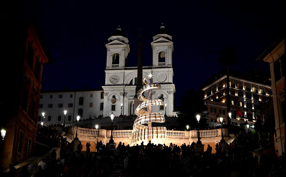 Visitantes se reúnen alrededor del árbol de Navidad en la Plaza de España, frente a la Trinita dei Monti, en Roma, Italia. Foto: AFP