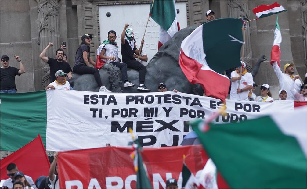 Cientos de trabajadores protestan contra la reforma judicial en el Ángel de la Independencia. Foto: Fernanda Rojas/EL UNIVERSAL