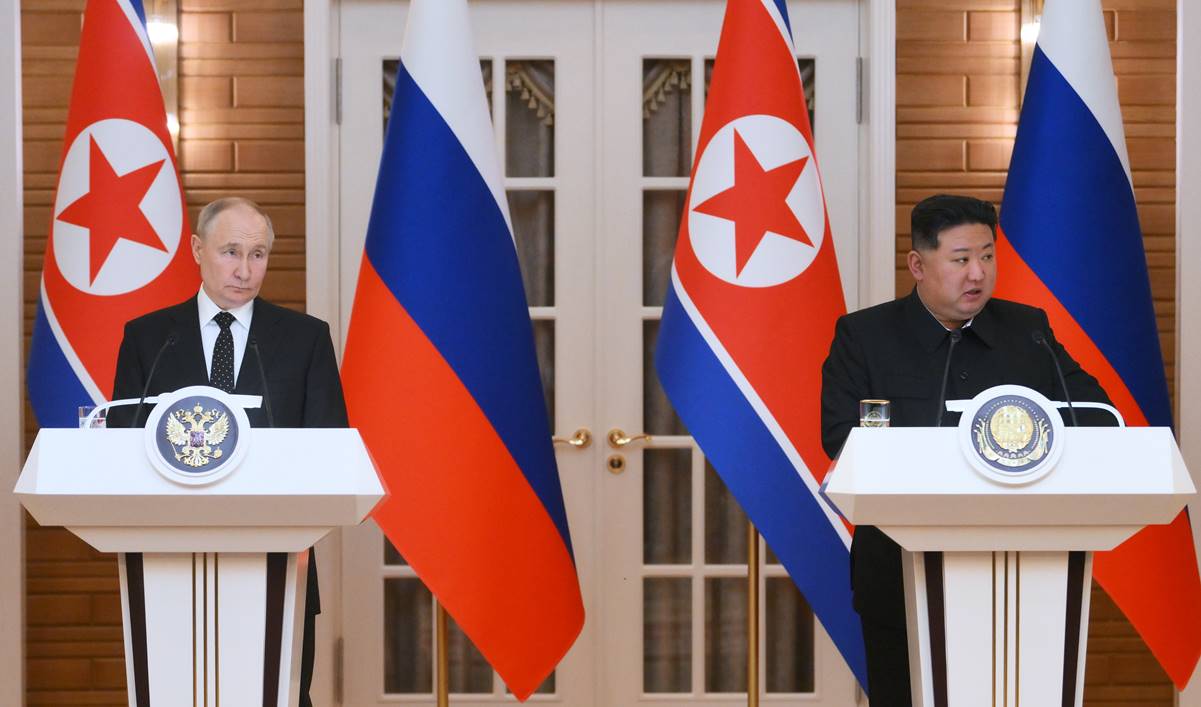 El presidente ruso Vladimir Putin asiste a una conferencia de prensa conjunta con el líder norcoreano Kim Jong Un. Foto: EFE