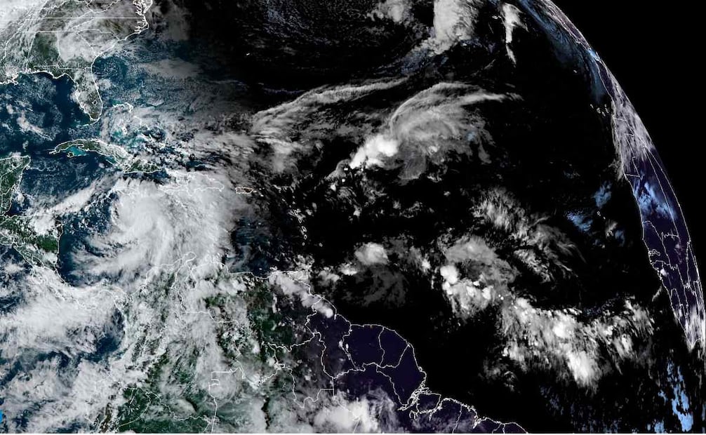 Rafael se moverá rumbo al sureste del Golfo de México y ocasionará condiciones de tormenta tropical en el centro y sur de los Cayos de Florida. Foto: EFE