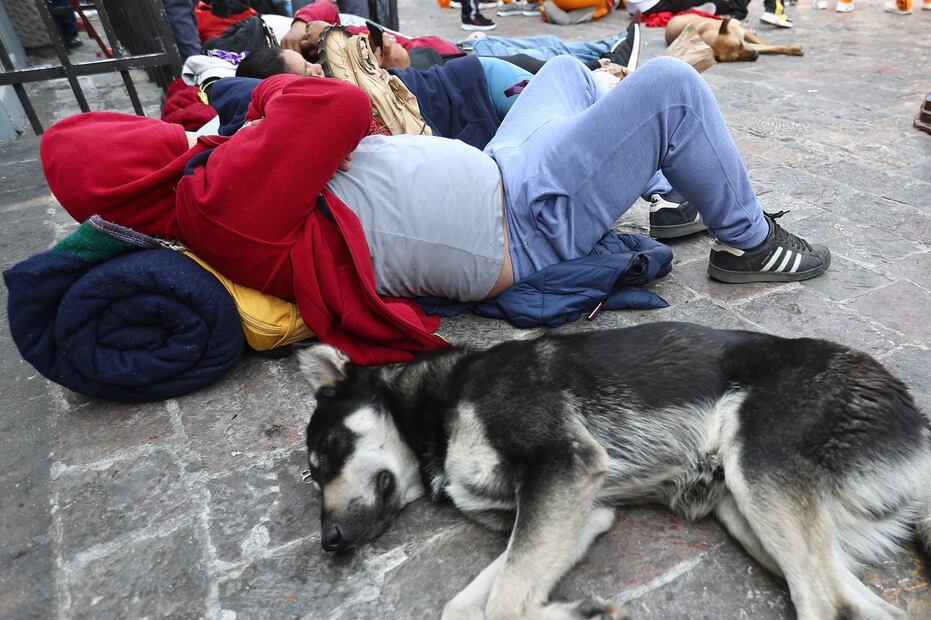 Algunos peregrinos llevan varios días de recorrido para visitar a la Virgen morena, pero muchos de ellos no tienen en dónde descansar. (Foto: Berenice Fregoso/ EL UNIVERSAL)