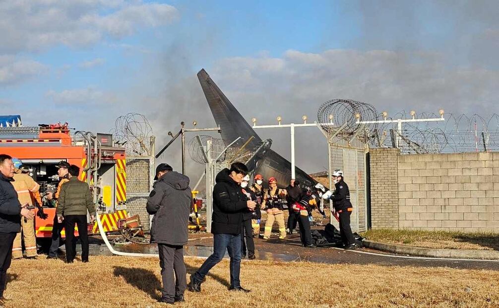 Rescatistas socorren heridos, muertos y sofocan el incendio. (28/12/24) Foto: AP