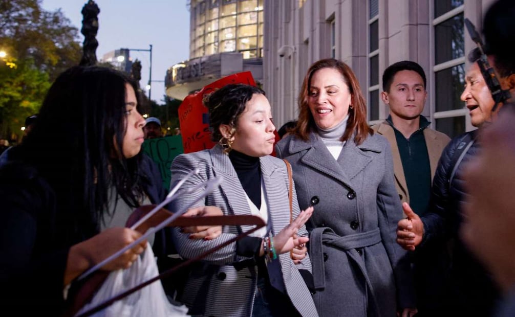 Linda Cristina Pereyra (derecha) sale del tribunal federal después de que su esposo, el exsecretario de Seguridad Pública de México, Genaro García Luna, fue sentenciado en el distrito de Brooklyn, Nueva York, el 16 de octubre de 2023. Foto: AFP