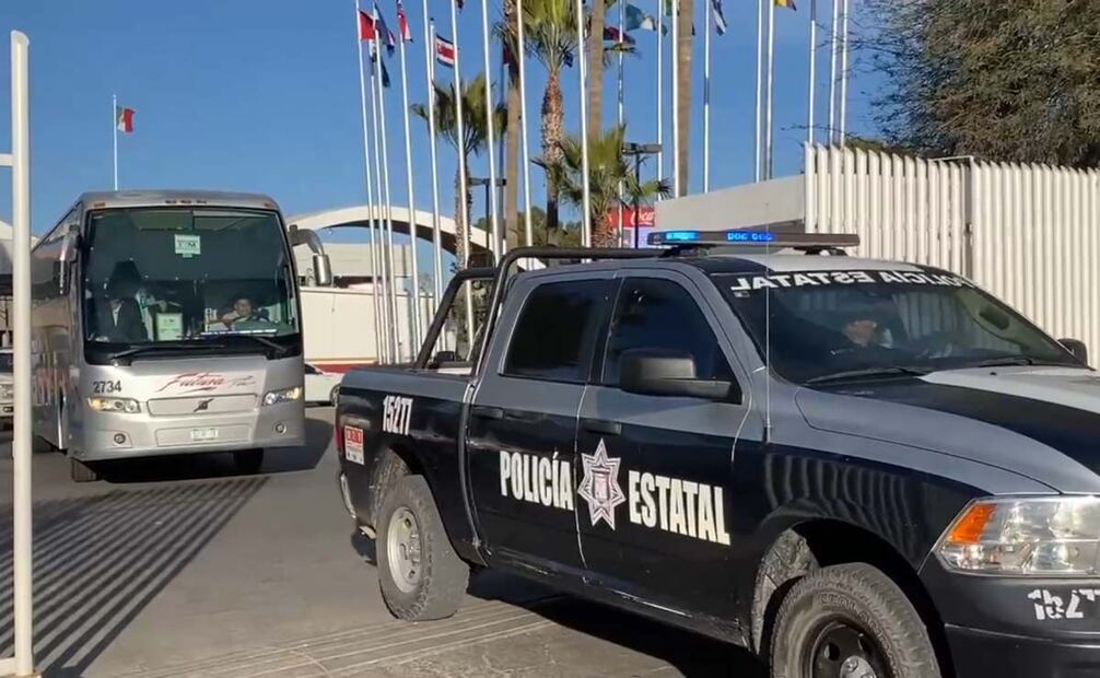 Autobús con personas deportadas por la Border Patrol de EU este lunes 20 de enero, primer día del gobierno de Donald Trump. Foto: Pedro Villa y Caña