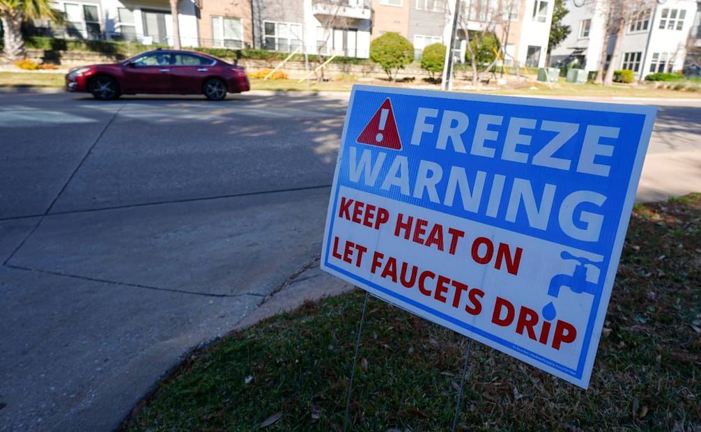 Un letrero de advertencia de congelación fuera de un complejo de apartamentos antes de la tormenta invernal que se espera en la región del norte de Texas, el martes 7 de enero de 2025, en Dallas. (AP Foto/Julio Cortez)