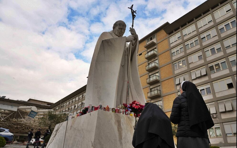 Imagen de un altar improvisado dedicado al papa Francisco a las puertas del hospital Gemelli de Roma, el 20 de febrero de 2025, donde permanece ingresado desde hace casi una semana. Foto: AFP