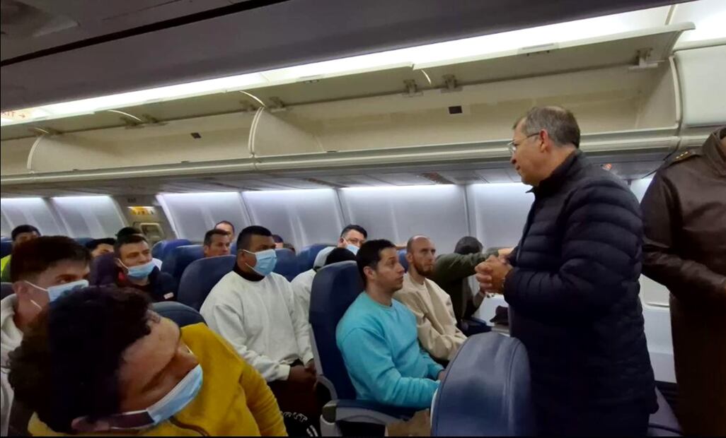 Un avión de la FAC que transporta a 110 ciudadanos deportados de Estados Unidos aterrizó en el aeropuerto internacional El Dorado en Bogotá. Foto: @petrogustavo