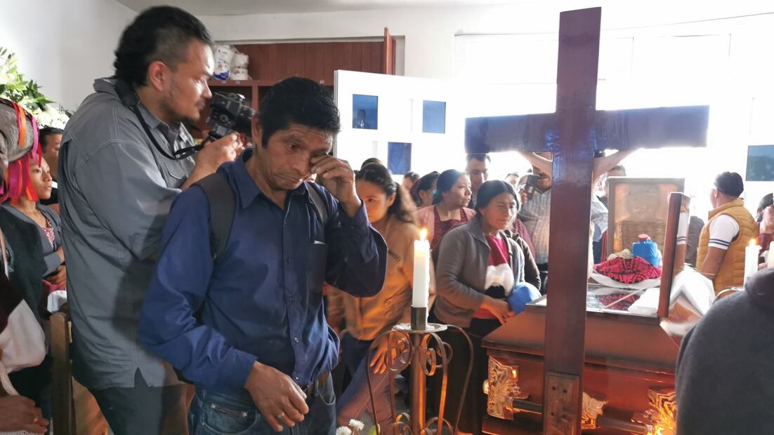 Personas lloran la muerte del sacerdote. Foto: Fredy Martín Pérez / EL UNIVERSAL