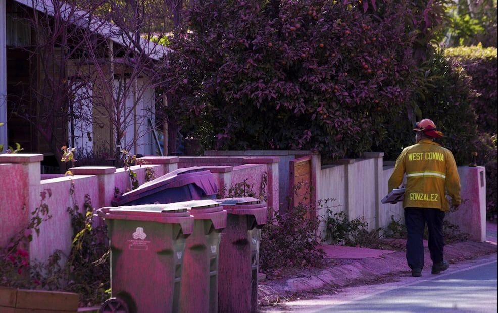 Viviendas en Palisades en Mandeville Canyon son cubiertas con retardante contra los incendios el 13 de enero de 2025 en Los Ángeles. Foto: AP