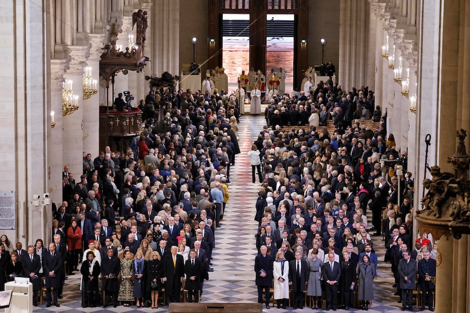 Los invitados se encuentran mientras se abren las puertas de la catedral de Notre Dame de París durante su ceremonia oficial de reapertura, en París. Foto: EFE