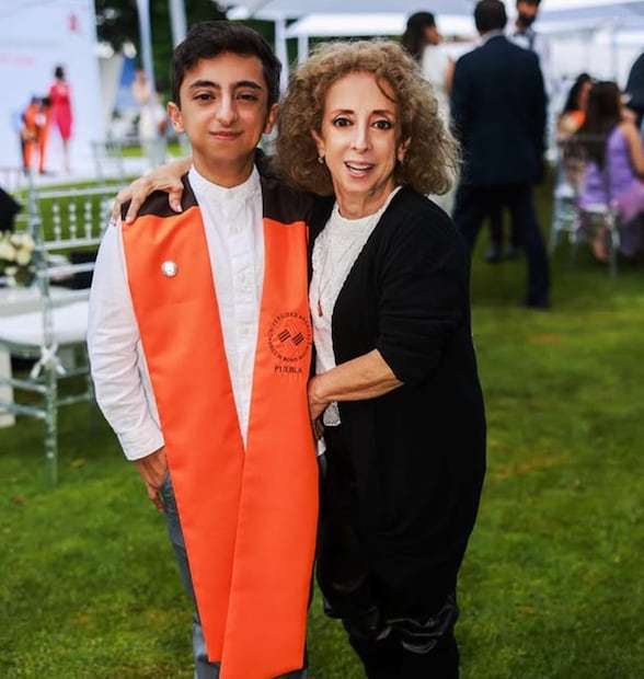 María Elena Saldaña y su hijo Felipe el día de su graduación. Foto: Instagram