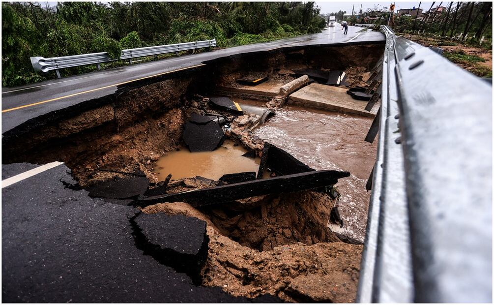 MARUQUELIA (MÉXICO), 24/09/2024.- Fotografía de una vía afectada por el paso del huracán 'John', este martes en la localidad Maruquelia del balneario de Acapulco (México).  EFE/ David Guzmán