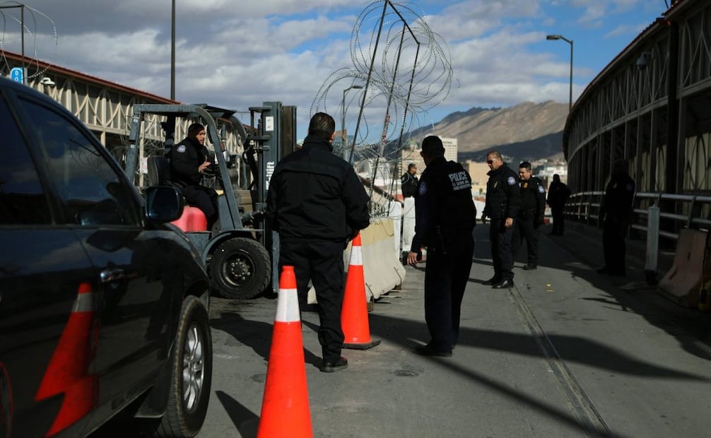 Este viernes, agentes de la Oficina de Aduanas y Protección Fronteriza instalaron alambres de púas y bloques de concreto en el puente Paso del Norte, que conecta Ciudad Juárez con El Paso, Texas, durante ejercicios de seguridad que detuvieron el tránsito vehicular por 40 minutos. (17/01/25) Foto: AFP