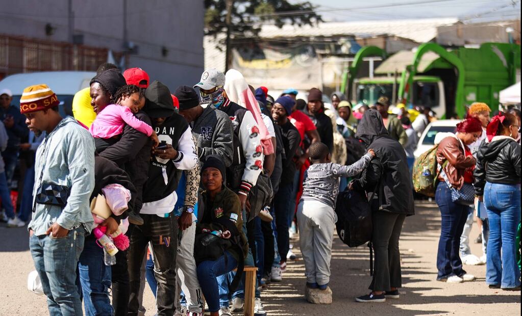 Migrantes desbordan asistencia a oficinas de la Comar en Naucalpan para quedarse en el país. Foto: Diego Simón Sánchez/EL UNIVERSAL