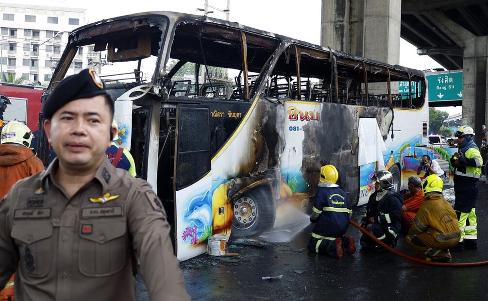 El ministro del Interior, Anutin Charnvirakul, indicó que 23 de los 44 pasajeros del autobús escolar estaban desaparecidos y que probablemente estaban muertos. Foto: EFE