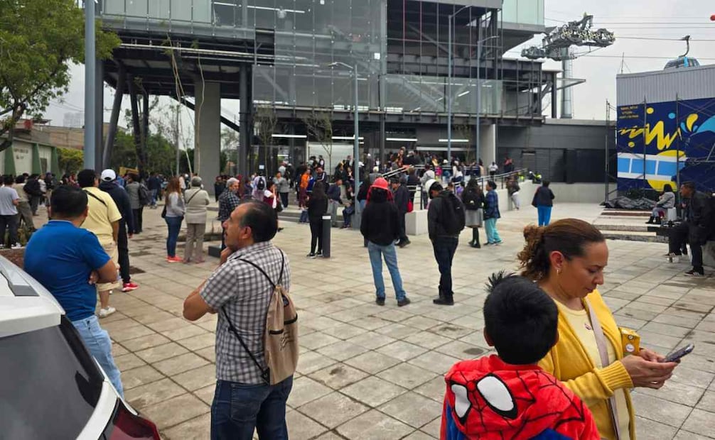 Decenas de personas ya esperan afuera de la estación Vasco de Quiroga, terminal de la nueva Línea 3 del Cablebús momentos previos a su apertura este 24 de septiembre de 2024. Foto: Especial