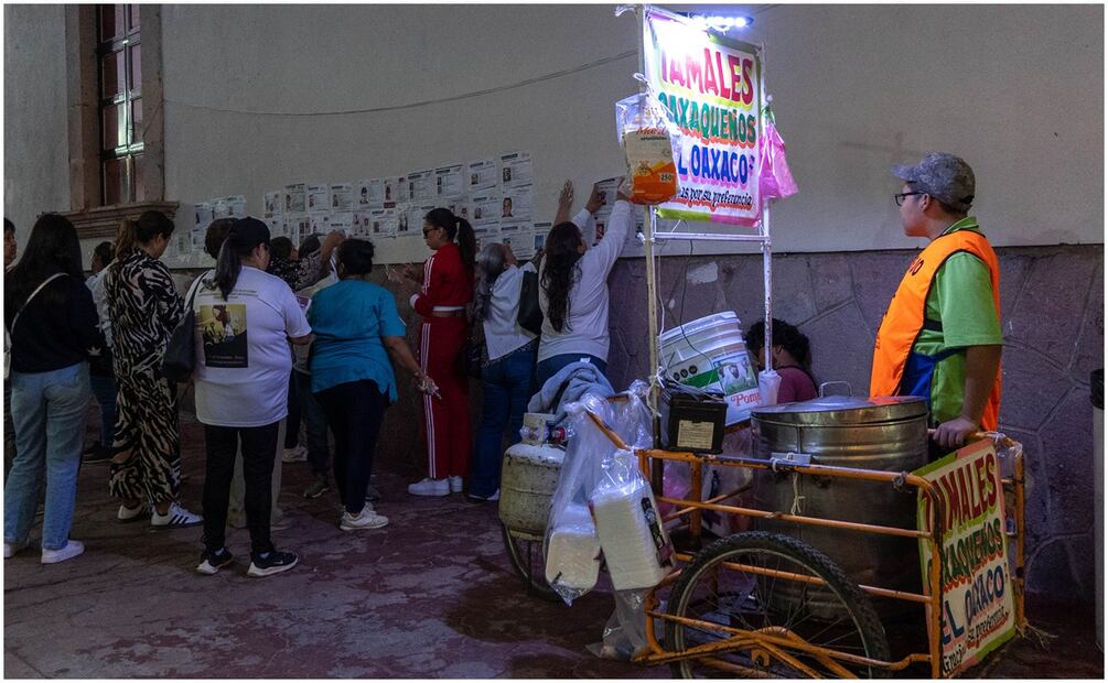 Pegan cerca de 500 cédulas de personas desaparecidas en la Feria de Zacatecas. Foto: Diana Valdez / EL UNIVERSAL