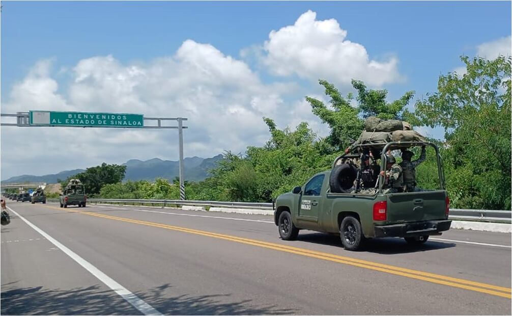 La Guardia Nacional y el ejército intervinieron para liberar el bloqueo en carreteras de Sinaloa. Foto: Especial